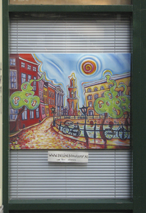 908023 Afbeelding van een schilderij van de Stadhuisbrug te Utrecht van Eveline Bouwkamp, tentoongesteld in een venster ...